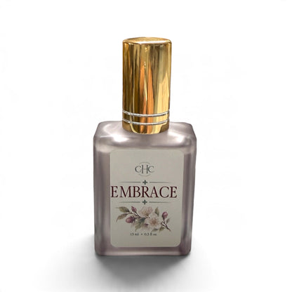 Embrace perfume spray in Cashmere Plum, 15 ml alcohol-free perfume in a glass bottle with a gold cap